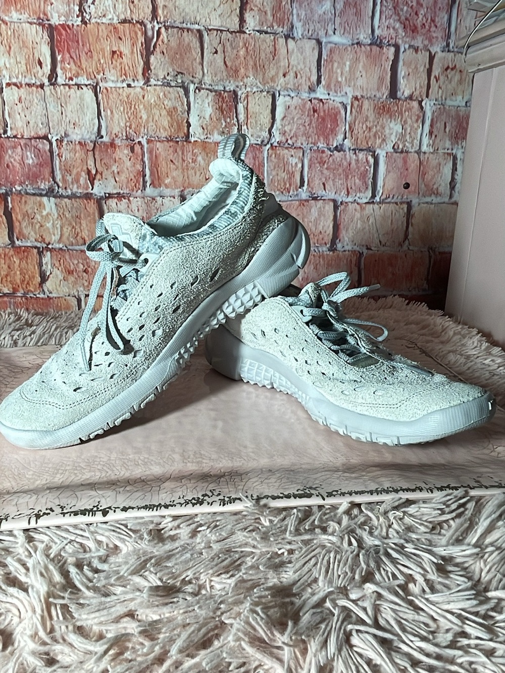 Nike Men’s Light Gray Knit Lace-Up Sneakers